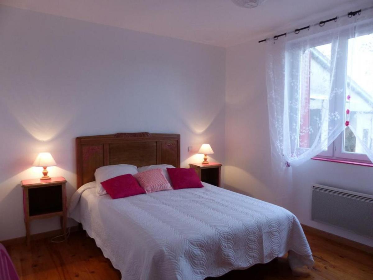 Maison Renovee Avec Cour Privee, Proche De Gannat, 3 Chambres, Animaux Acceptes, Equipements Modernes. - Fr-1-489-37 Poezat Eksteriør bilde